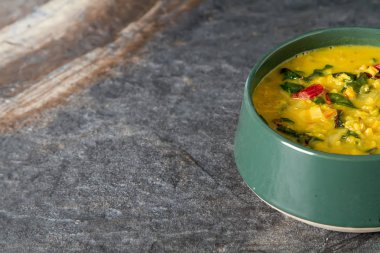 Baharatlı körili vejetaryen yemek bir kase. Koyu arka plan. Hint f