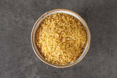 Bulgur karanlık bir arka plan üzerinde. Oryantal yemek.