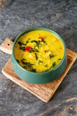 Baharatlı körili vejetaryen yemek bir kase. Koyu arka plan. Hint f