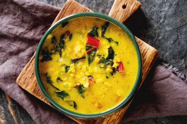 Baharatlı körili vejetaryen yemek bir kase. Koyu arka plan. Hint f