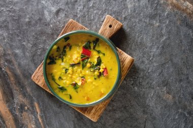 Baharatlı körili vejetaryen yemek bir kase. Koyu arka plan. Hint f