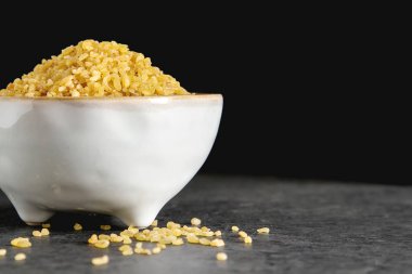 Bulgur karanlık bir arka plan üzerinde. Oryantal yemek.