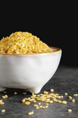 Bulgur karanlık bir arka plan üzerinde. Oryantal yemek.