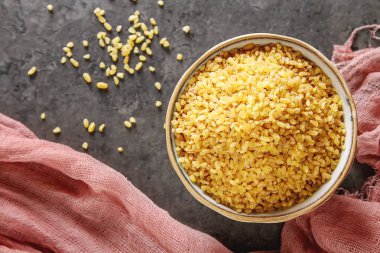 Bulgur karanlık bir arka plan üzerinde. Oryantal yemek.