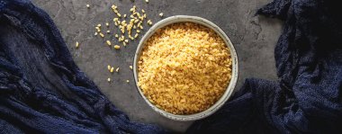 Bulgur karanlık bir arka plan üzerinde. Oryantal yemek.