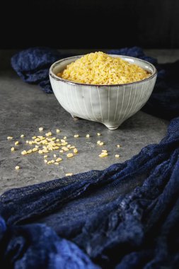 Bulgur karanlık bir arka plan üzerinde. Oryantal yemek.