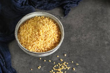 Bulgur karanlık bir arka plan üzerinde. Oryantal yemek.