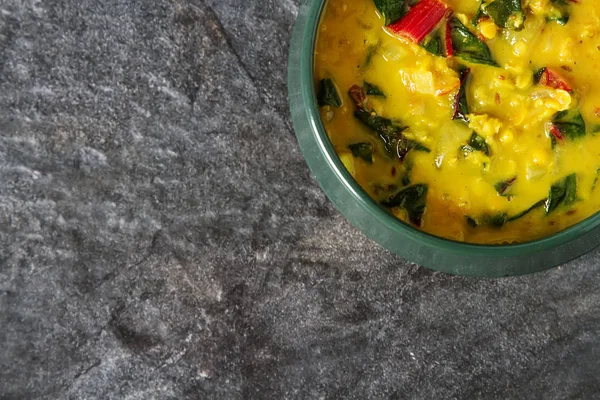Pikantní kari vegetariánské jídlo v misce. Tmavé pozadí. Indické f — Stock fotografie