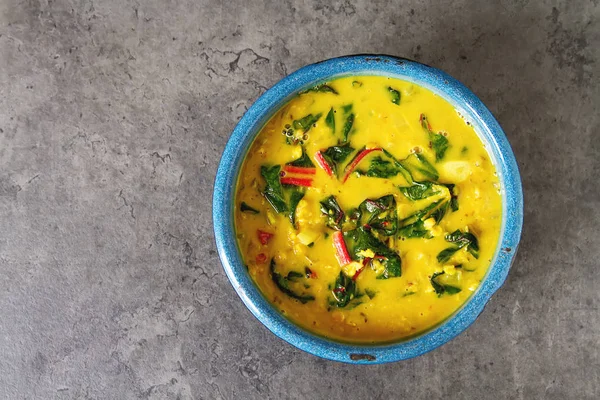 Baharatlı körili vejetaryen yemek bir kase. Koyu arka plan. Hint f