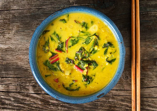 Baharatlı körili vejetaryen yemek bir kase. Koyu arka plan. Hint f