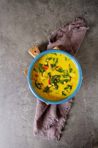 Baharatlı körili vejetaryen yemek bir kase. Koyu arka plan. Hint f