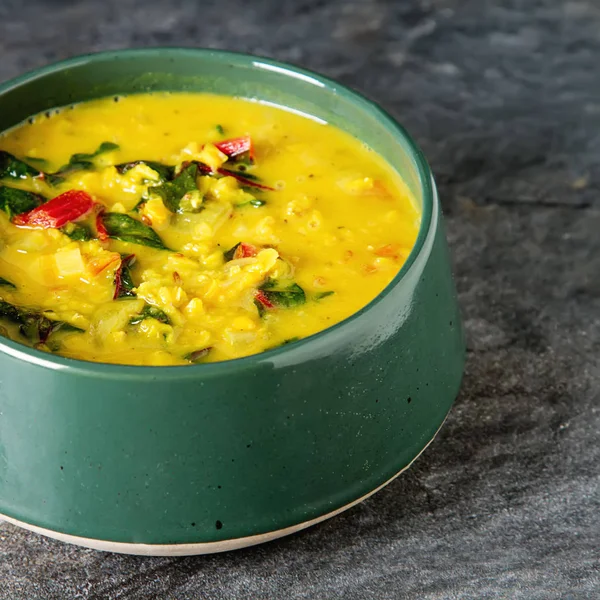 Baharatlı körili vejetaryen yemek bir kase. Koyu arka plan. Hint f