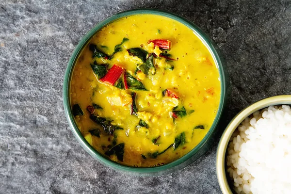 Baharatlı körili vejetaryen yemek bir kase. Koyu arka plan. Hint f