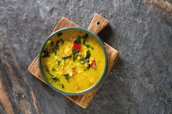 Baharatlı körili vejetaryen yemek bir kase. Koyu arka plan. Hint f