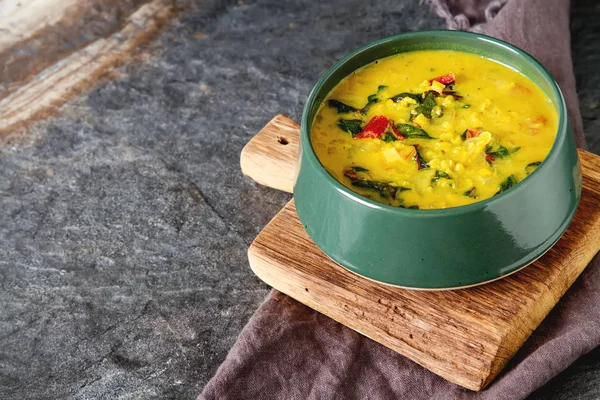 Baharatlı körili vejetaryen yemek bir kase. Koyu arka plan. Hint f