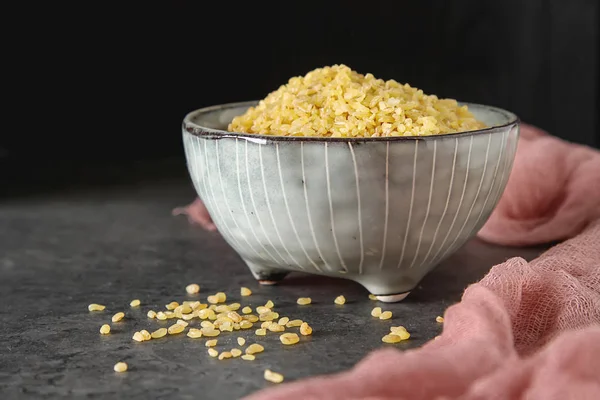 Bulgur karanlık bir arka plan üzerinde. Oryantal yemek.