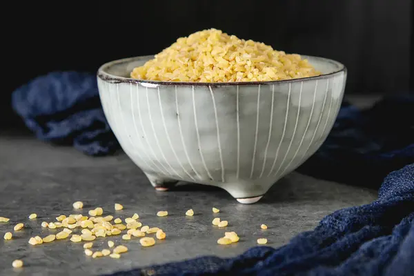 Bulgur karanlık bir arka plan üzerinde. Oryantal yemek.