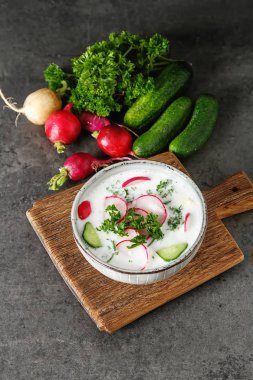 Yaz soğuk çorba - okroshka seramik bir kase. Malzemeler po