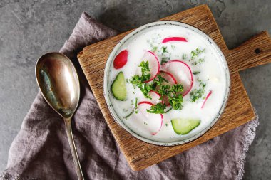 Yaz soğuk çorba - okroshka seramik bir kase. Malzemeler po