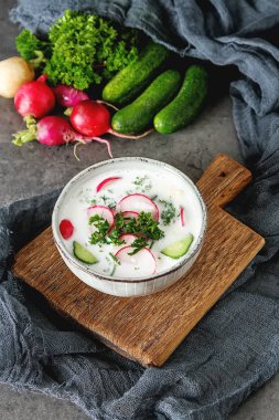 Yaz soğuk çorba - okroshka seramik bir kase. Malzemeler po