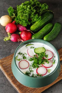 Yaz soğuk çorba - okroshka seramik bir kase. Malzemeler po