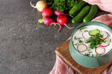 Yaz soğuk çorba - okroshka seramik bir kase. Malzemeler po