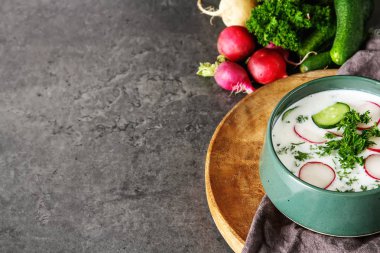Yaz soğuk çorba - okroshka seramik bir kase. Malzemeler po