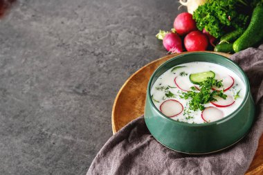 Yaz soğuk çorba - okroshka seramik bir kase. Malzemeler po