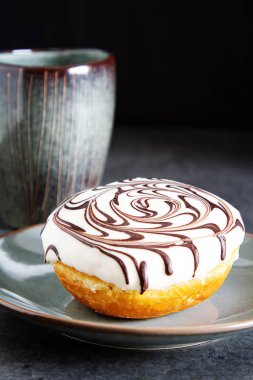 Bir doldurma ve sır ile lezzetli çörekler. Fast food. Siyah kahve