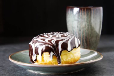 Bir doldurma ve sır ile lezzetli çörekler. Fast food. Siyah kahve