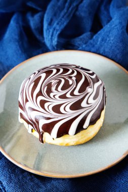 Bir doldurma ve sır ile lezzetli çörekler. Fast food. Karanlık backg