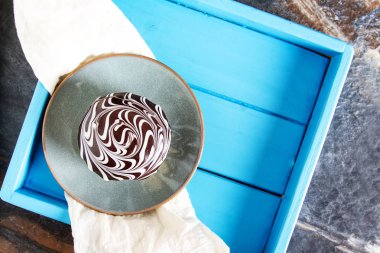 Bir doldurma ve sır ile lezzetli çörekler. Fast food. Karanlık backg