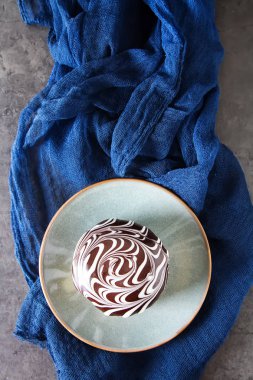 Bir doldurma ve sır ile lezzetli çörekler. Fast food. Karanlık backg