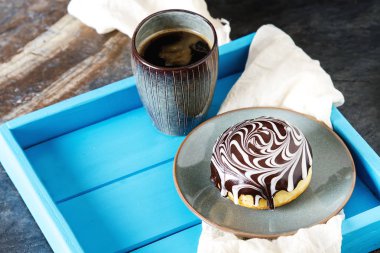 Bir doldurma ve sır ile lezzetli çörekler. Fast food. Siyah kahve