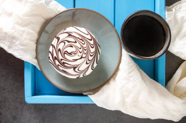 Bir doldurma ve sır ile lezzetli çörekler. Fast food. Siyah kahve