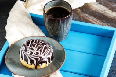 Bir doldurma ve sır ile lezzetli çörekler. Fast food. Siyah kahve