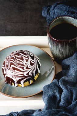 Bir doldurma ve sır ile lezzetli çörekler. Fast food. Siyah kahve