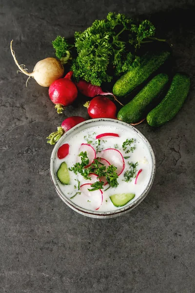 Yaz soğuk çorba - okroshka seramik bir kase. Malzemeler po
