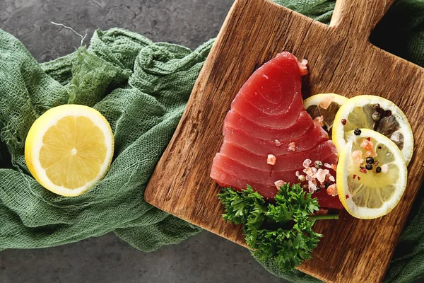 Steak of tuna for grilling. Dark background. Seafood. — Stock Photo, Image