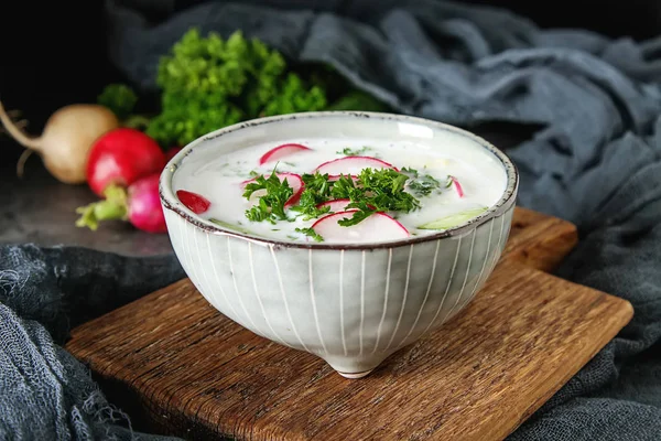 Yaz soğuk çorba - okroshka seramik bir kase. Malzemeler po