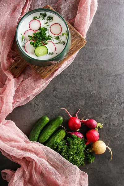 Yaz soğuk çorba - okroshka seramik bir kase. Malzemeler po