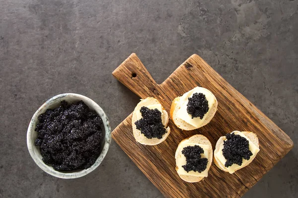 Sanduíche com caviar de esturjão preto e pão branco. Bac escuro — Fotografia de Stock