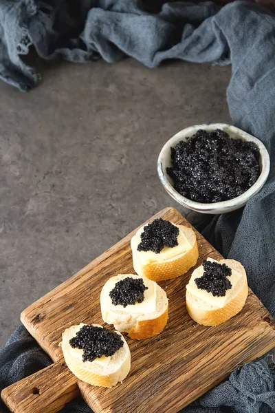 Sandwich mit Kaviar von schwarzem Stör und Weißbrot. dunkler Bac — Stockfoto