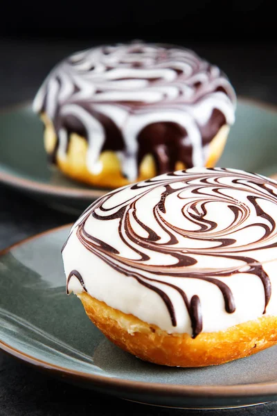 Bir doldurma ve sır ile lezzetli çörekler. Fast food. Karanlık backg