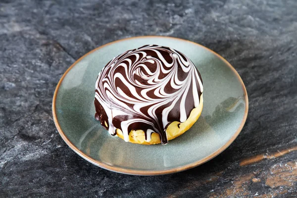 Bir doldurma ve sır ile lezzetli çörekler. Fast food. Karanlık backg