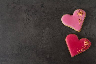 Kalp kurabiye. St. Valentine's Day, düğün. Koyu arka plan.