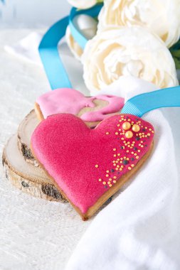 Kalp kurabiye. St. Valentine's Day, düğün. Parlak beyaz backgro