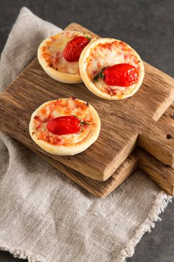 Peynir, İtalyan ev yapımı mini pizza domates. Karanlık backgrou