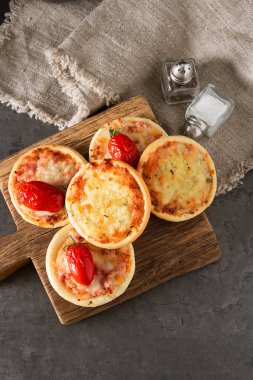 Peynir, İtalyan ev yapımı mini pizza domates. Karanlık backgrou