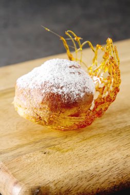 İtalyan tatlı krem ve karamel dekorasyonu ile profiterol var